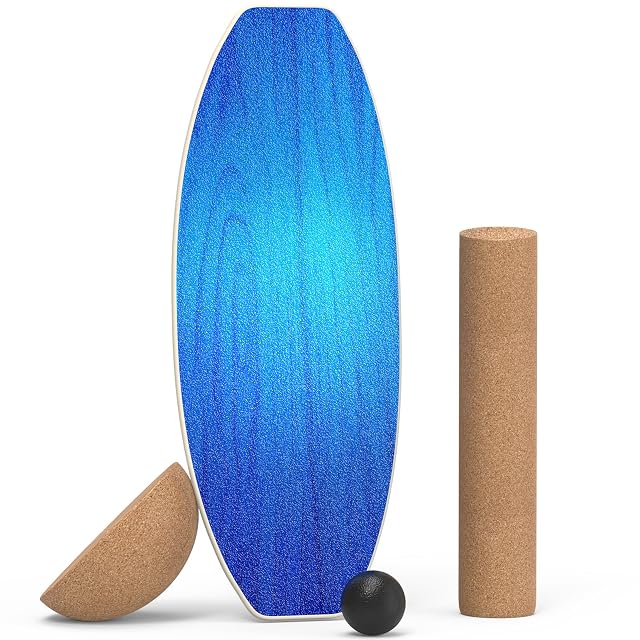 Plateau en bois teinté bleu OSTGWOO dressé sur chant, avec un rouleau en liège, un demi-dôme en liège et une balle en caoutchouc noire