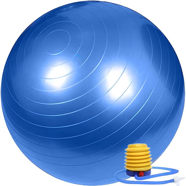 Ballon de gym bleu Retoo cerclé de rainures concentriques, à côté d’une pompe à pied à soufflet jaune