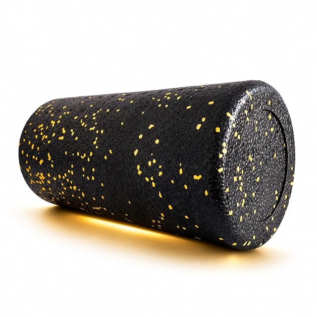 Rouleau de massage Yosana noir moucheté de jaune, posé debout, la jointure de sa face fermée visible