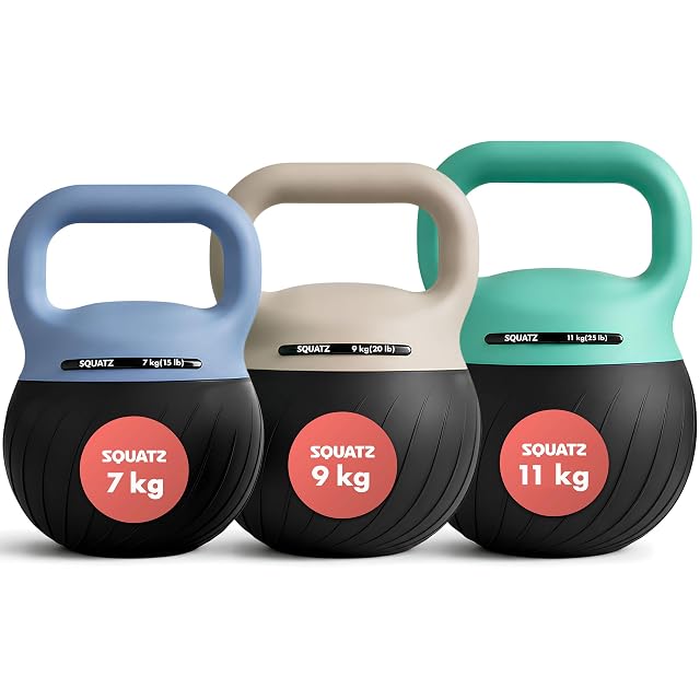 Kettlebells souples SQUATZ de 7, 9 et 11 kg, corps noirs sous des anses bleue, sable et verte