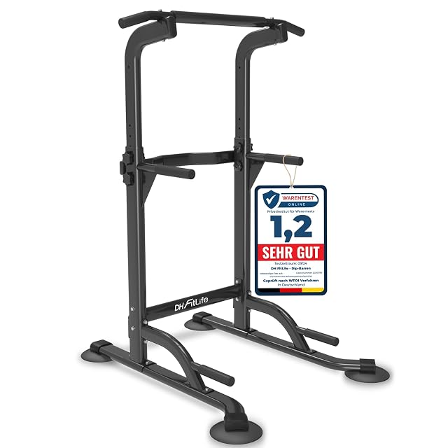 Tour à tractions autoportante DH FitLife sur quatre pieds à disques, avec une pancarte Warentest Online 1,2 attachée au bâti