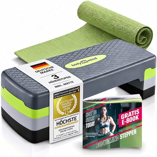 Planche de step Body & Mind grise et vert citron avec un tapis vert roulé, un livre numérique et un macaron DtGV de prix des clients