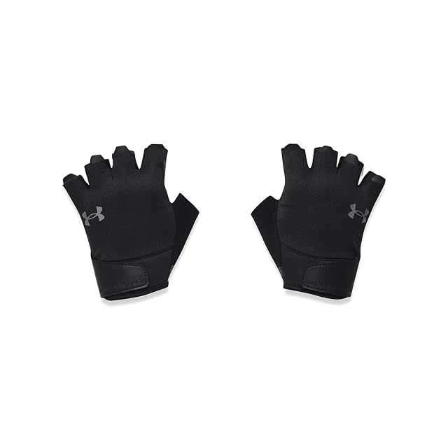 Une paire de mitaines Under Armour posées dos vers le haut sur fond blanc, logo sur chaque main, languettes de poignet fermées