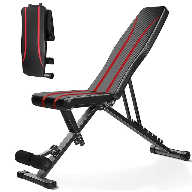 Banc pliable à rembourrage noir rayé de rouge, dossier incliné et maintien de jambes en mousse, montré aussi replié