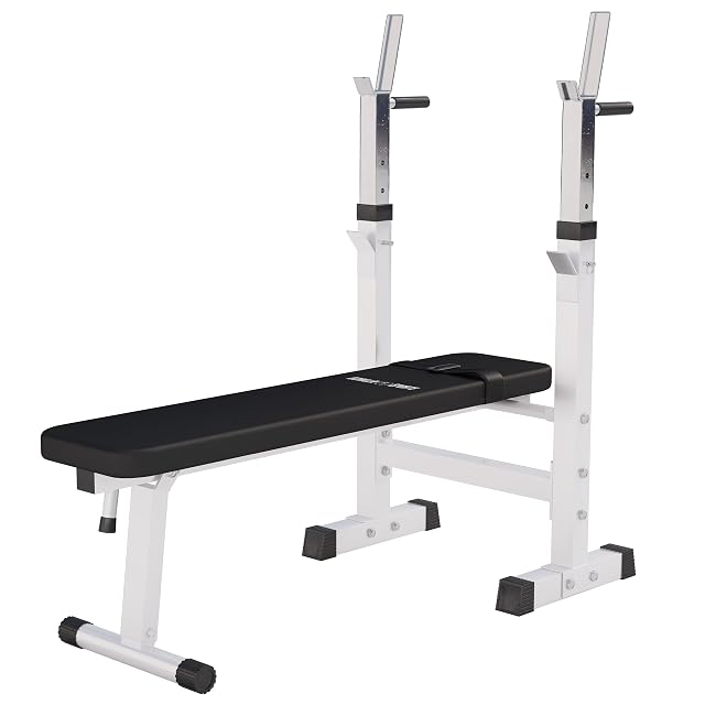 Banc plat GORILLA SPORTS noir sur bâti acier blanc, avec deux montants de repose-barre réglables en hauteur derrière